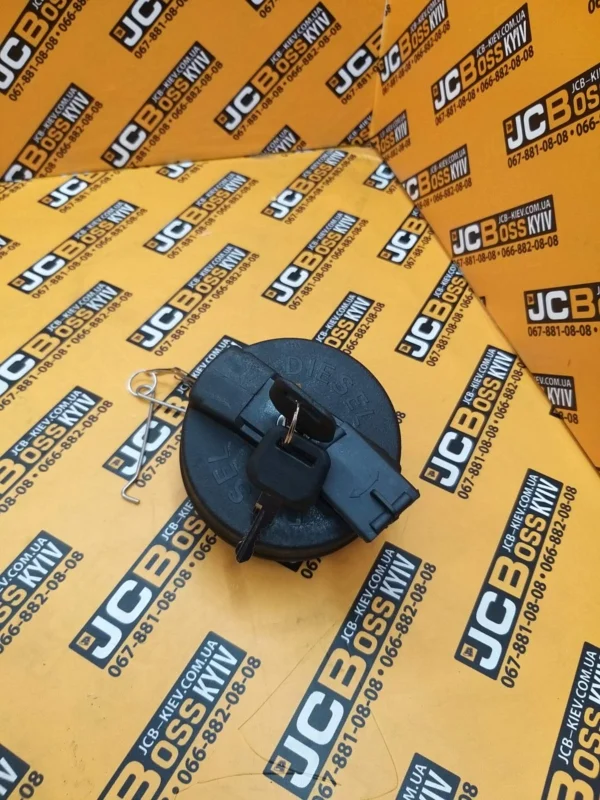 333/C0880, 332/F4780 Крышка топливного бака JCB 3CX, 4CX — изображение 2