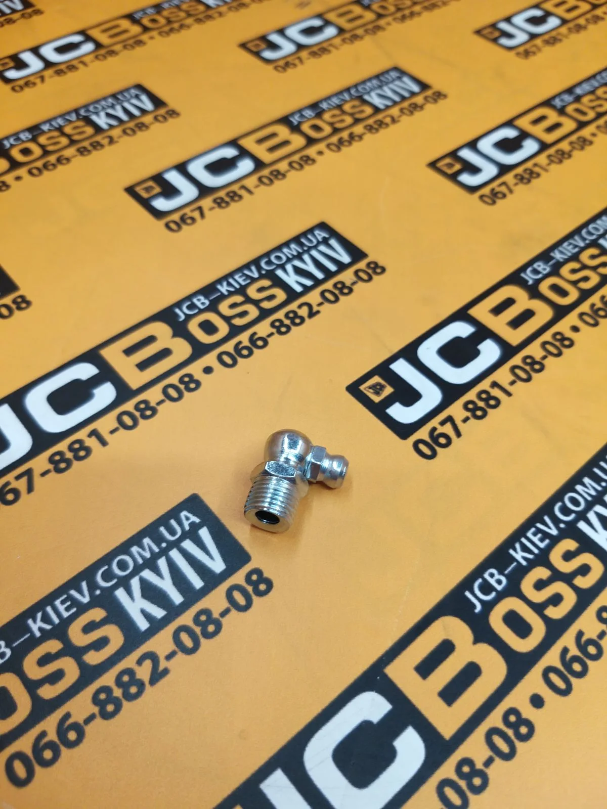 1450/1001 Маслянка тавотниця кутова (кут 90 градусів) JCB 3CX, 4CX